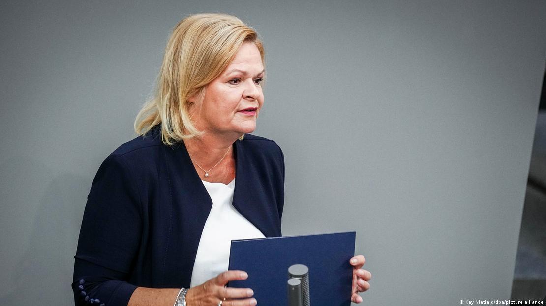 Ministrja e Brendshme gjermane, Nancy Faeser me dosje në dorë në Bundestag