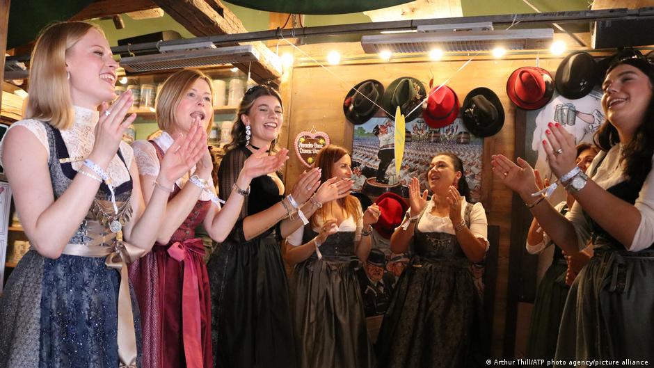 圖中，女性們穿著傳統服飾dirndl緊身連衣裙，正在享受慕尼黑啤酒節