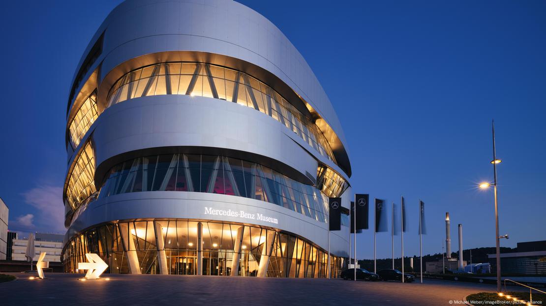 Fachada del futurista edificio del Museo Mercedes-Benz en Stuttgart.