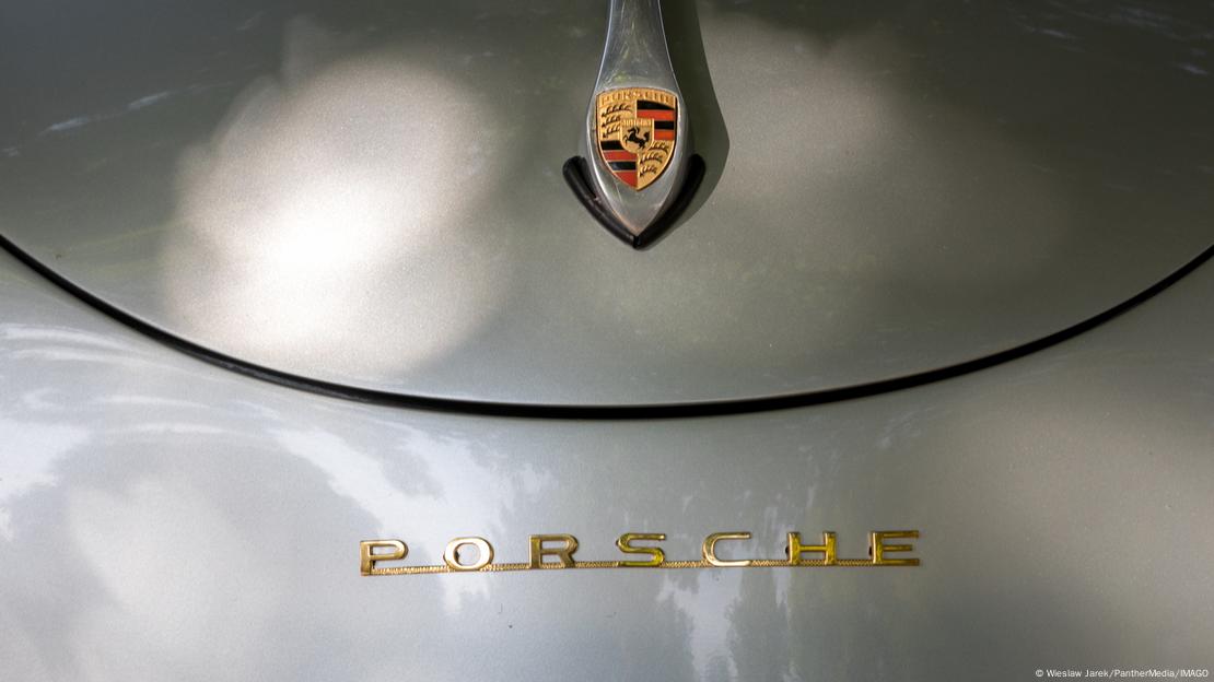 Το καπό μιας Porsche 911