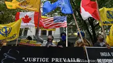 25.09.2023****Demonstrators holding flags and signs protest outside India's consulate, a week after Canada's Prime Minister Justin Trudeau raised the prospect of New Delhi's involvement in the murder of Sikh separatist leader Hardeep Singh Nijjar, in Vancouver, British Columbia, Canada September 25, 2023. REUTERS/Jennifer Gauthier