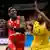 Bayerns Basketballer Isaac Bonga zieht gegen Jaleen Smith von ALBA Berlin zum Korb