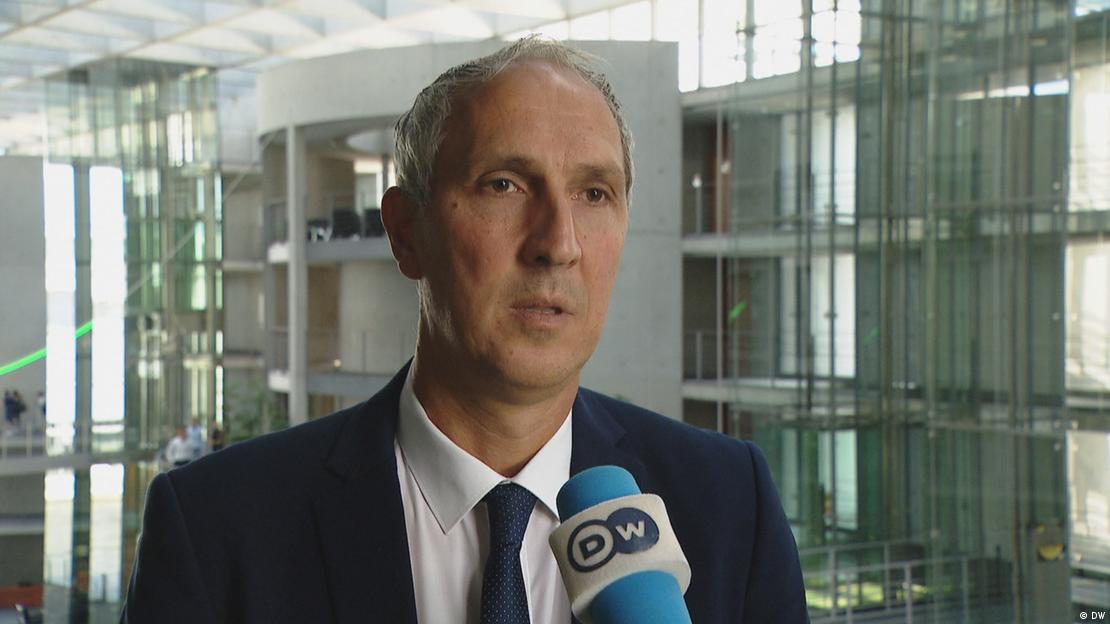 Das Bild zeigt den Bundestagsabgeordneten Christoph Schmid (SPD) im Interview mit der DW, er steht vor einem DW-Mikrofon Das Bild zeigt den Bundestagsabgeordneten Christoph Schmid (SPD) im Interview mit der DW, er steht vor einem DW-Mikrofon