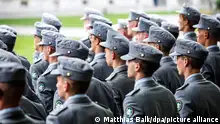 Rekruten stehen bei einem feierlichen Gelöbnis von rund 180 Rekrutinnen und Rekruten der Gebirgsjägerbataillone 232 und 233 aus Bischofswiesen und Mittenwald im Hofgarten der Münchner Residenz.
