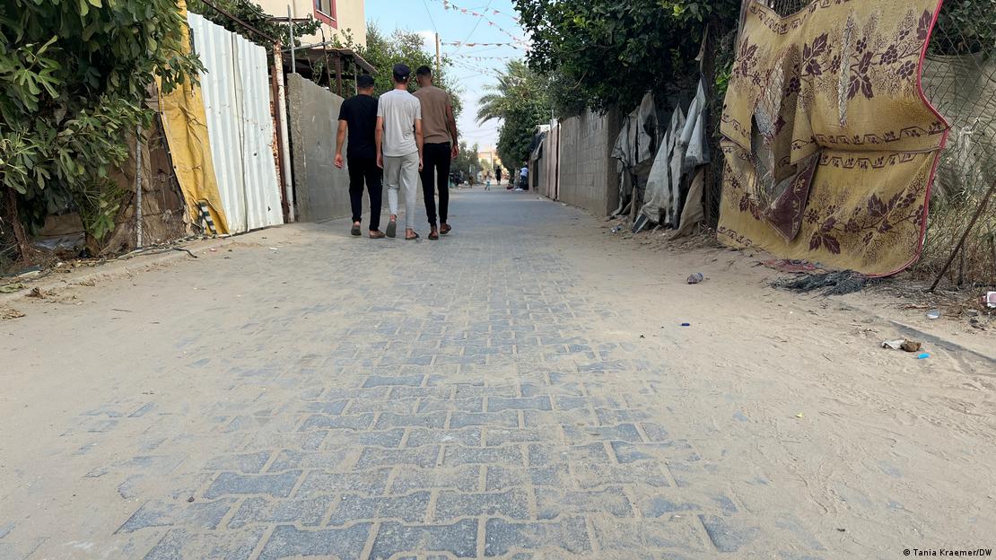 The three friends have lost faith in any future in Gaza. They want to make it to Europe, but will have to pay for smugglers to cross the Mediterranean Sea.Image: Tania Kraemer/DW