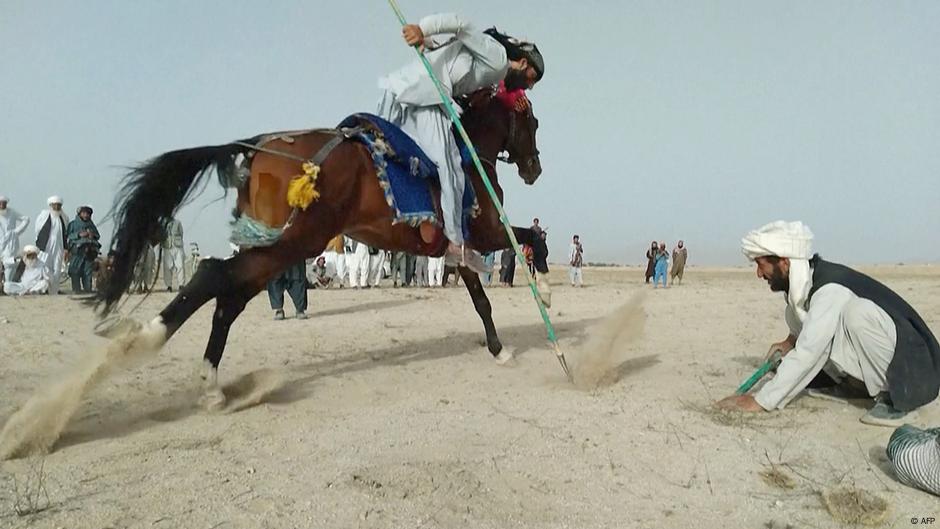 Afghans saddle up to showcase tent-pegging skills – DW – 09/27/2023