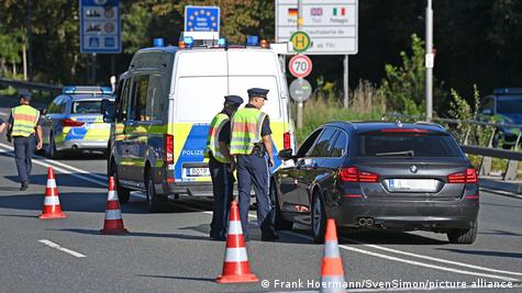 Bavari: Kontrolle në kufi nga policia kufitare - policë pranjë makine për kontroll
