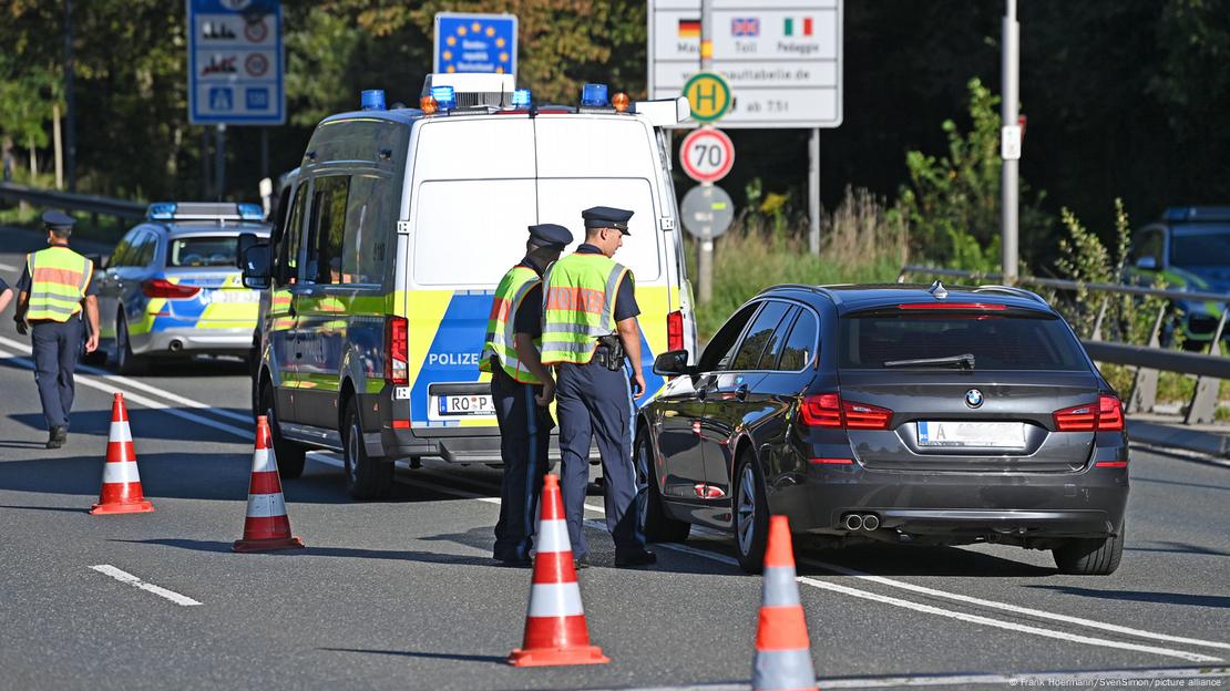 Grenzkontrolle der Bayerischen Grenzpolizei auf der B 304 Saalbruecke bei Freilassing