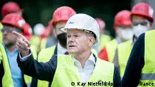 Olaf Scholz, SPD-Kanzlerkandidat und Bundesminister der Finanzen, besucht im Rahmen einer Wahlkampftour das Zementwerk Cemex AG in Rüdersdorf. Neben dem Zementwerk besucht Scholz noch weitere Brandenburger Unternehmen im Verlauf des Tages. +++ dpa-Bildfunk +++