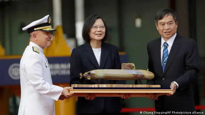 台灣總統蔡英文親自主持首艘自製潛艦的「命名暨下水」儀式。