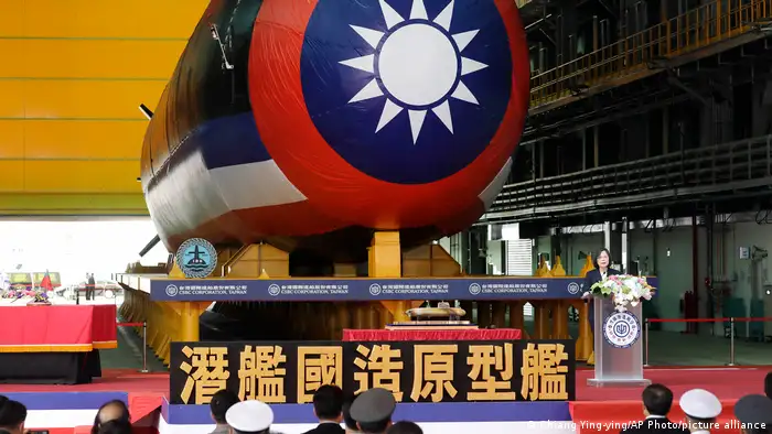 台灣28日舉辦第一艘自製潛艦的「下水」典禮，但場地為水泥地廠房，不是可以放水的船塢，遭批「政治下水」。
