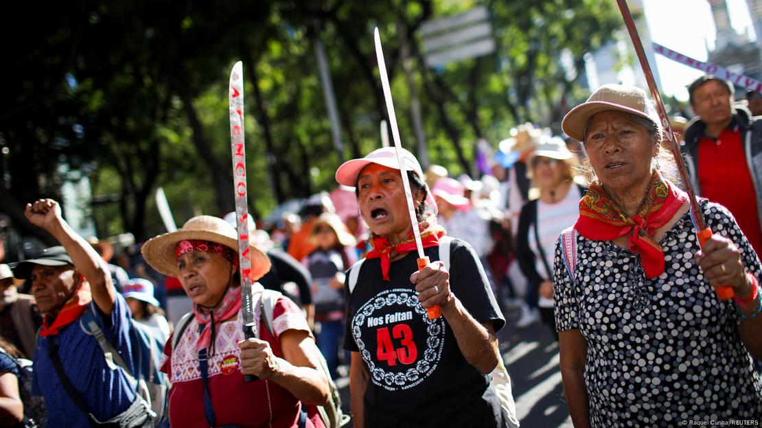 Foto de archivo de familias que protestan en México por los 43 desaparecidos