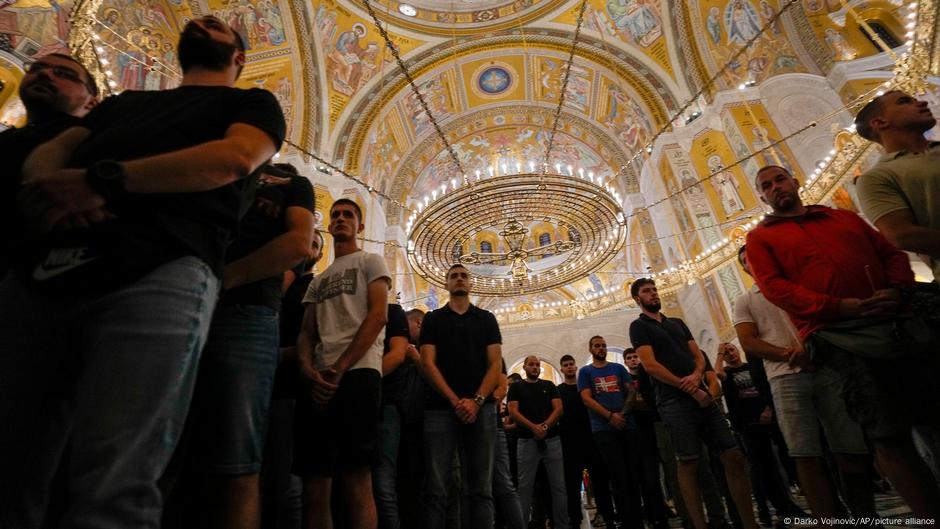 Navijači Crvene zvezde prisustvovali su liturgiji za trojicu stradalih Srba u Hramu Svetog Save u Beogradu