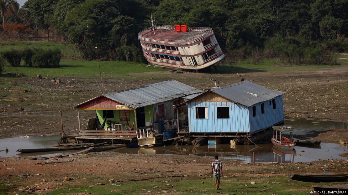 Barco e casas em região seca onde antes passa rio Barco e casas em região seca onde antes passa rio
