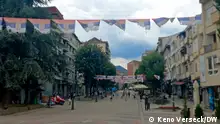 Straßenszene in Nord-Mitrovica (Kosovska Mitrovica) mit serbischen Fahnen
Ort: Nord-Mitrovica, Kosovo
Aufnahmedatum: August 2023
via Keno Verseck
28.09.2023
