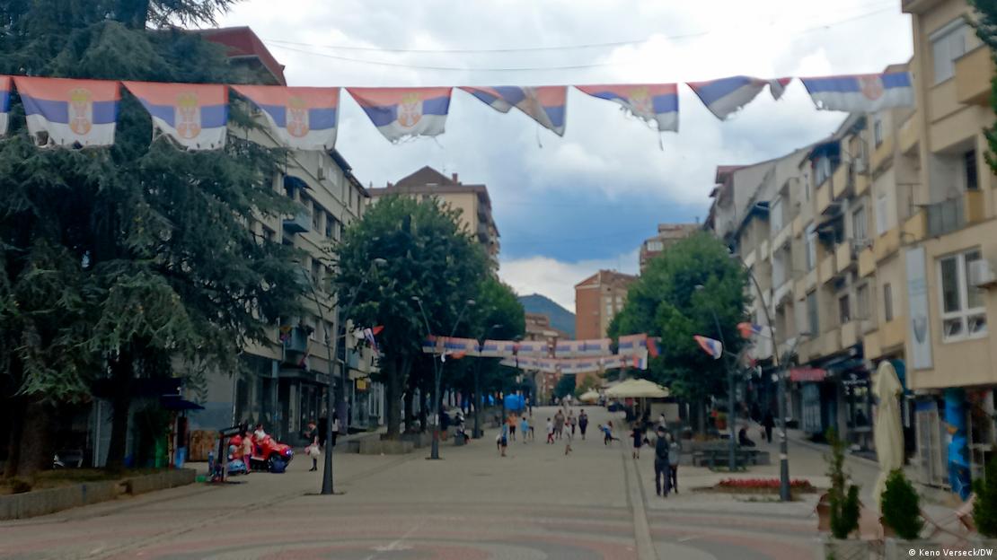 Mitrovica e Veriut, pamje nga rruga me flamuj serbë