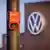 Ein Schalter mit der Aufschrift «Nothalt» ist am Morgen vor einem Logo am Volkswagen Stammwerk zu sehen
