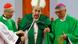 El cardenal John Tong Hon y el arzobispo de Hongkong Stephen Chow acompañan al Papa en una misa en Mongolia. El cardenal John Tong Hon y el arzobispo de Hongkong Stephen Chow acompañan al Papa en una misa en Mongolia.