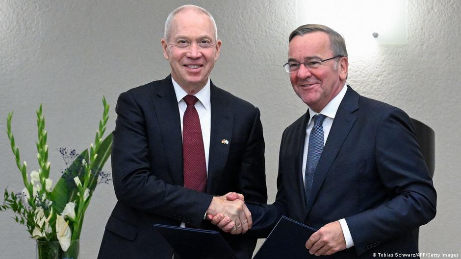 Ministri odbrane Izraela i Nemačke Joav Galant i Boris Pistorius, nakon potpisivanja ugovora u Berlinu 28.09. 2023. u Berlinu