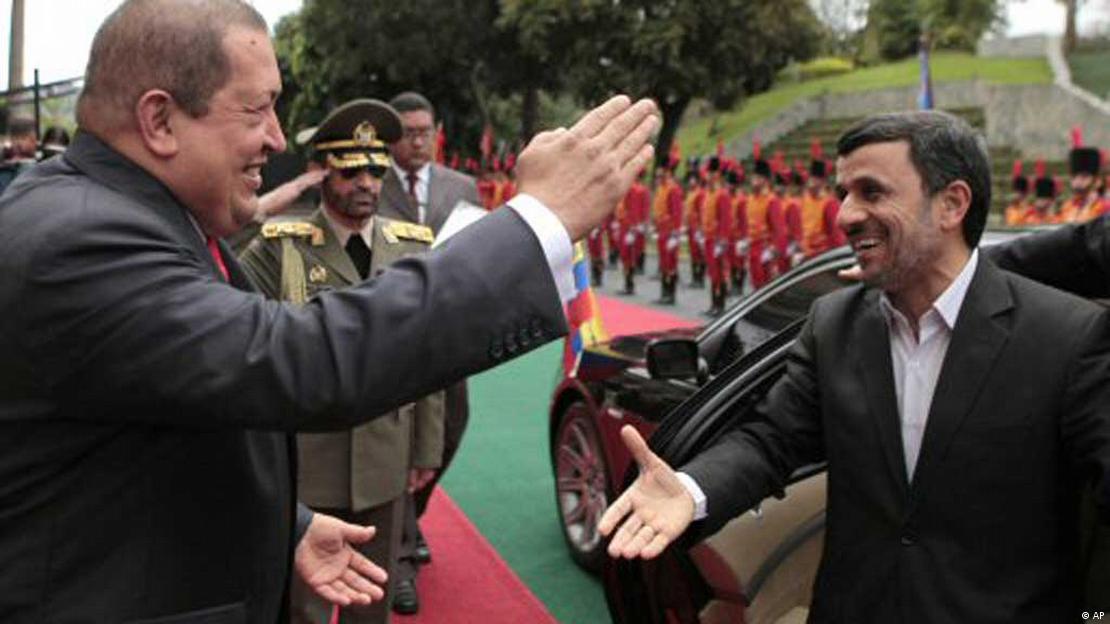 El presidente iraní, Mahmoud Ahmadineyad, con el jefe de Estado venezolano Chávez el 9 de enero de 2012. El presidente iraní, Mahmoud Ahmadineyad, con el jefe de Estado venezolano Chávez el 9 de enero de 2012.