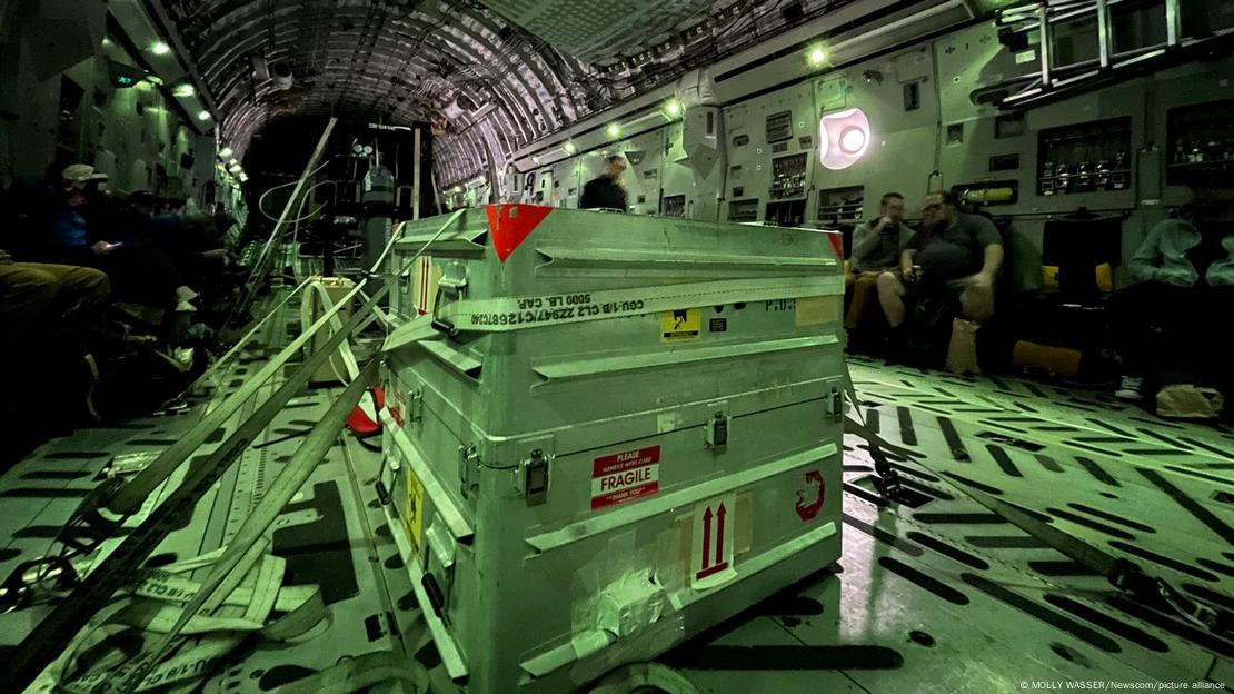 Un contenedor de transporte con el bote de muestra del asteroide Bennu es amarrado a bordo de un avión C-17 de las Fuerzas Aéreas estadounidenses. 