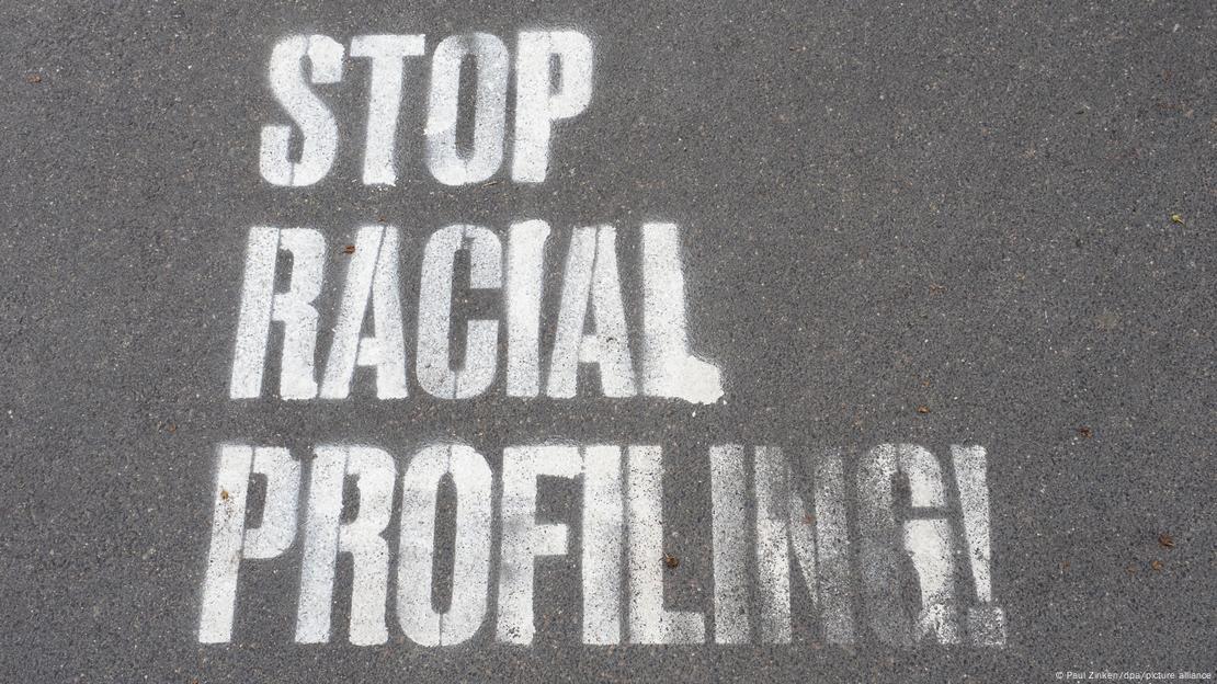 Natpis na stazi "zaustavite racial profiling"