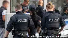 Polizisten kontrollieren Verdächtige im Bahnhofsviertel Frankfurt bei einer großangelegten Aktion. Das Bahnhofsviertel gilt als Kriminalitätsschwerpunkt der Bankenmetropole.