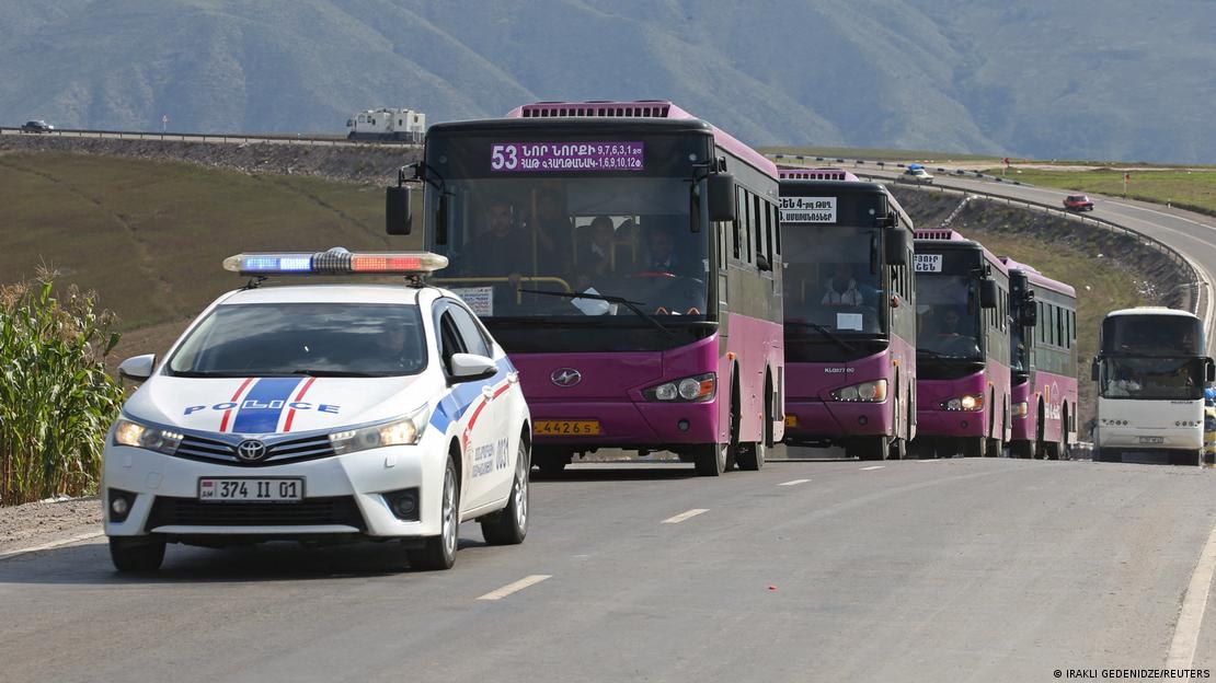 Azerbaycan'ın operasyonunun ardından Ermeniler, Dağlık Karabağ'ı otobüslerle terk etti