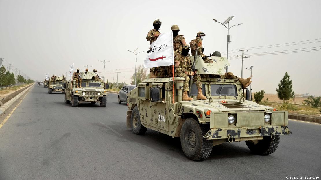 15 اگست 2023: طالبان کے سکیورٹی اہلکار قندھار میں اپنے قبضے کی دوسری سالگرہ کا جشن مناتے ہوئے فوجی ٹرک کے اوپر بیٹھے ہیں 15 اگست 2023: طالبان کے سکیورٹی اہلکار قندھار میں اپنے قبضے کی دوسری سالگرہ کا جشن مناتے ہوئے فوجی ٹرک کے اوپر بیٹھے ہیں