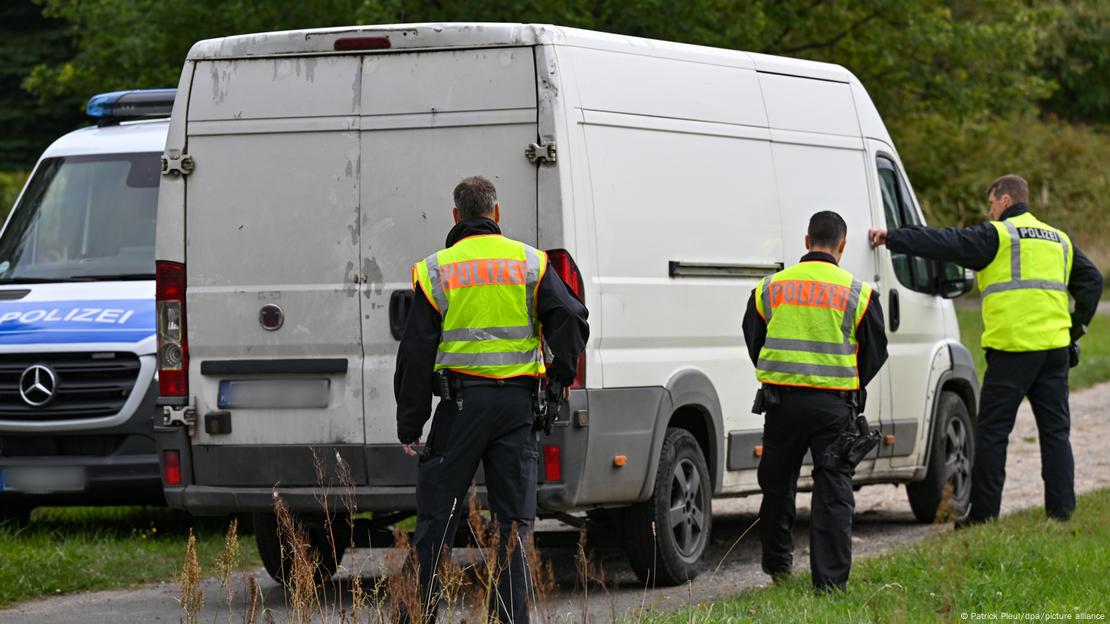 Kontrollet kufitare, tre policë kanë rrethuar një furgon të bardhë