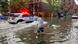 Un hombre intenta limpiar un desagüe en medio de la inundación en el distrito de Brooklyn de Nueva York.