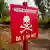 Предупреждающий о минах плакат на полевой дороге в Житомирской области