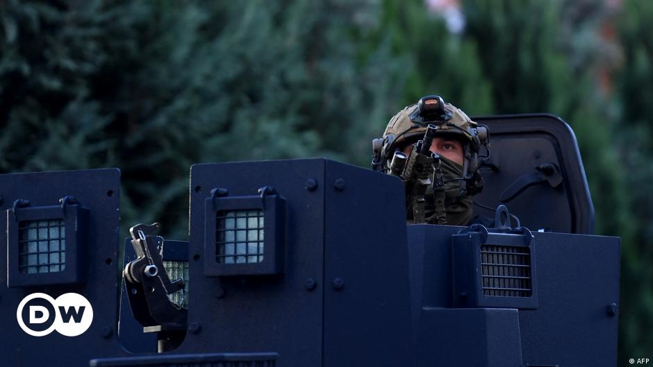 アメリカ、セルビアのコソボ国境から軍隊撤退を促す – DW – 2023年9月30日