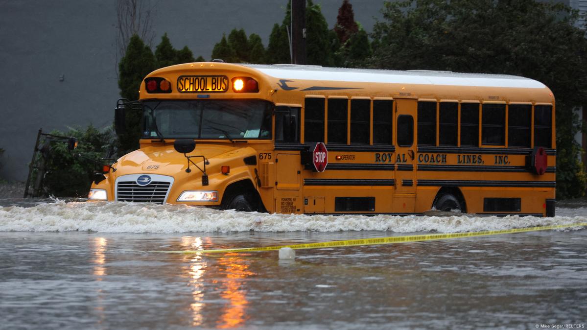 New York City brought to halt by heavy rainfall, floods – DW – 09/30/2023