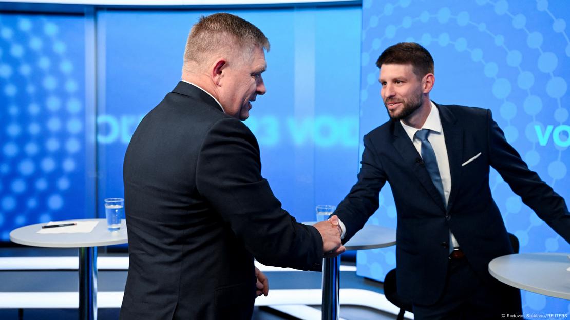 Der ehemalige Langzeit Regierungschef Robert Fico reicht vor einer Fernsehdebatte dem mutmaßlichen Wahlsieger Michal Simecka die Hand