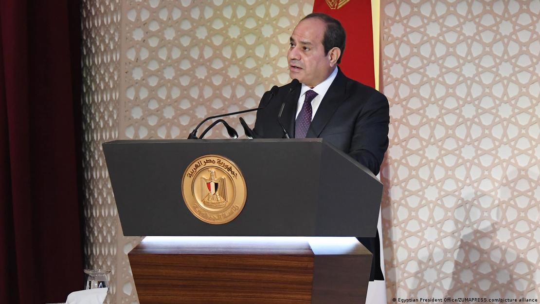 Presidente egípcio Abdel Fattah El-Sisi participa de uma celebração de aniversário do profeta Maomé no Cairo, Egito