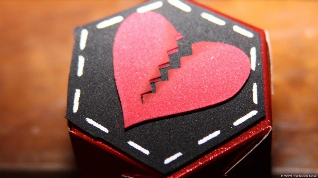 Caixa de presentes hexagonal preta, decorada com um coração partido
