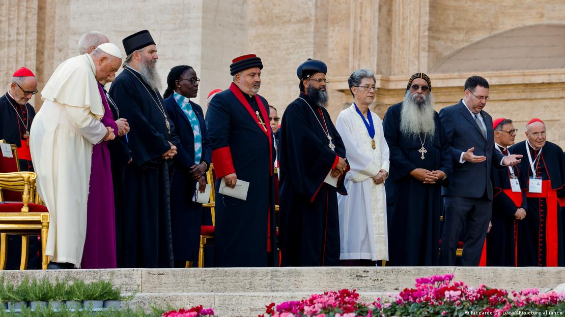 El papa Francisco con representantes de otras iglesias en la vigilia "Juntos"