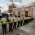 Agentes policiales impiden el paso tras una cinta en la que se lee "escena del crimen" con el edificio del tribunal al fondo sobre el que ondea la bandera de Guatamala.