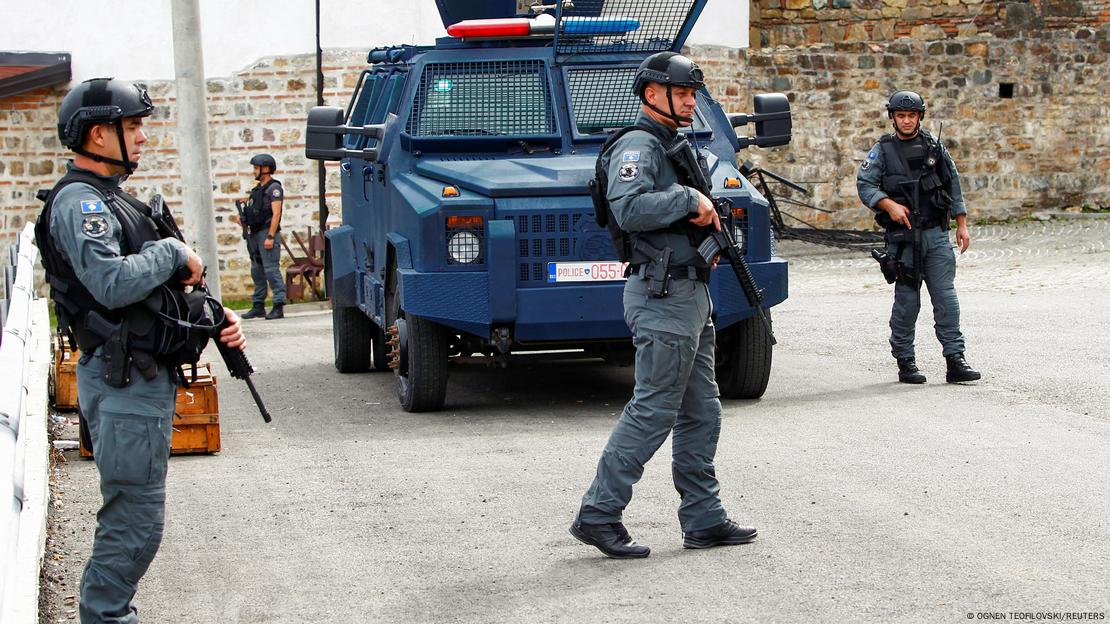 Kosovarische Polizisten auf Patrouille im Dorf Banjska, wo es am vergangenen Wochenende zu dem Gewaltausbruch kam