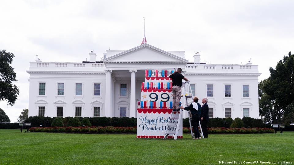 El jardín norte de la Casa Blanca colocó un cartel de felicitación por 99 cumpleaños del expresidente Jimmy Carter. El 39º presidente de Estados Unidos celebrará su cumpleaños el domingo 1 de octubre. 