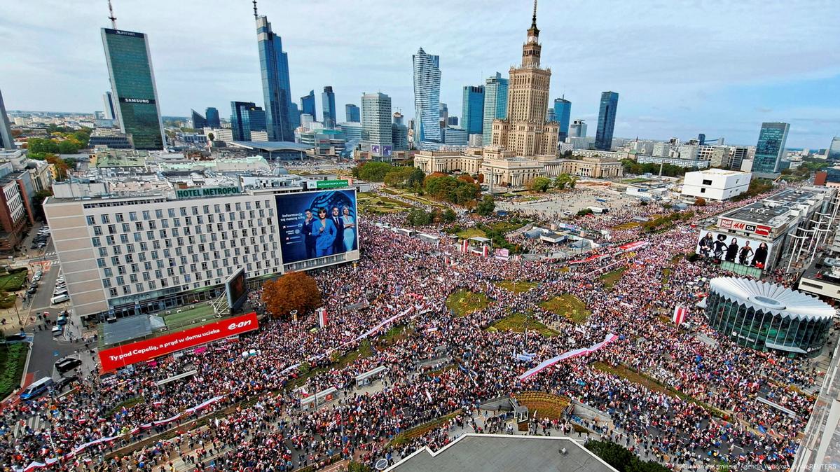 В Варшаве сотни тысяч людей вышли на акцию протеста – DW – 01.10.2023