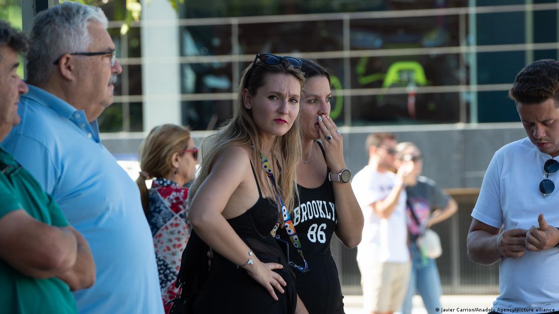 Sobreviventes aguardam perto de local do incêndio em uma boate na cidade espanhola de Múrcia na manhã de 01 de outubro de 2023. Sobreviventes aguardam perto de local do incêndio em uma boate na cidade espanhola de Múrcia na manhã de 01 de outubro de 2023.