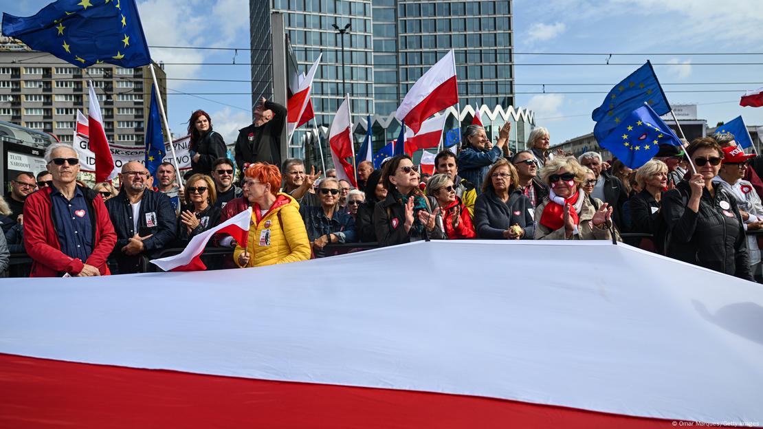 Участници в антиправителствения митинг във Варшава в неделя 
