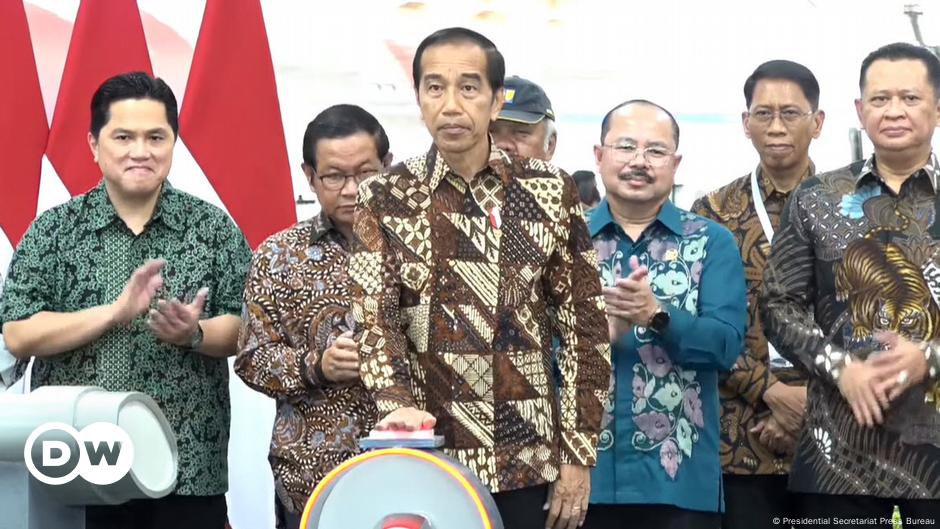 Modern! Jokowi Sebut Kereta Cepat Jakarta-Bandung Serba Baru – DW – 02. ...