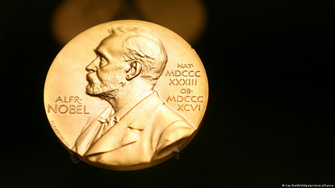 Medalla con el busto de Alfred Nobel.