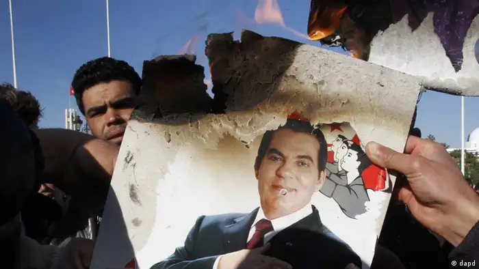 Demonstranten verbrennen in Tunis, der tunesischen Hauptstadt, ein Bild des frueheren Praesidenten Zine El Abidine Ben Ali (Foto vom 24.01.11). Vor einem Jahr, am 13. Januar 2011, kuendigte Ben Ali seine Ruecktritt an und verliess am folgenden Tag das Land. (zu dapd-Text) Foto: Christophe Ena/AP/dapd