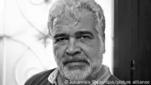 شُيّع الجثمان وبقي البيان: رحيل الأديب السوري خالد خليفة