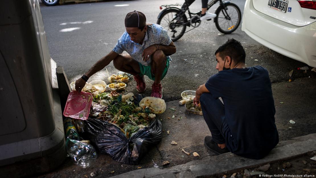 Argentinos procuram comida no lixo em Buenos Aires