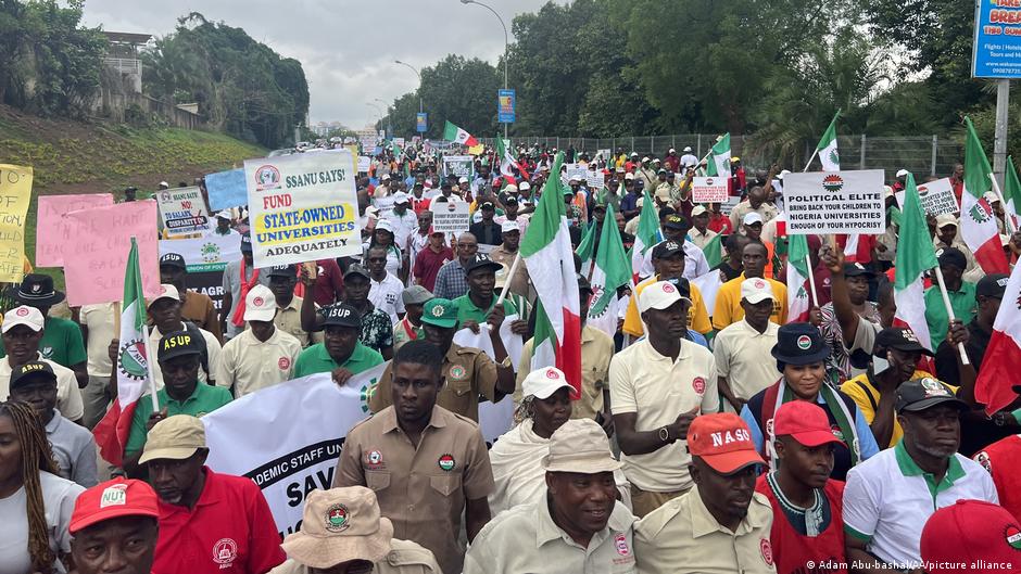 Nigeria labor unions suspend indefinite strike – DW – 10/03/2023 - Vimarsana News